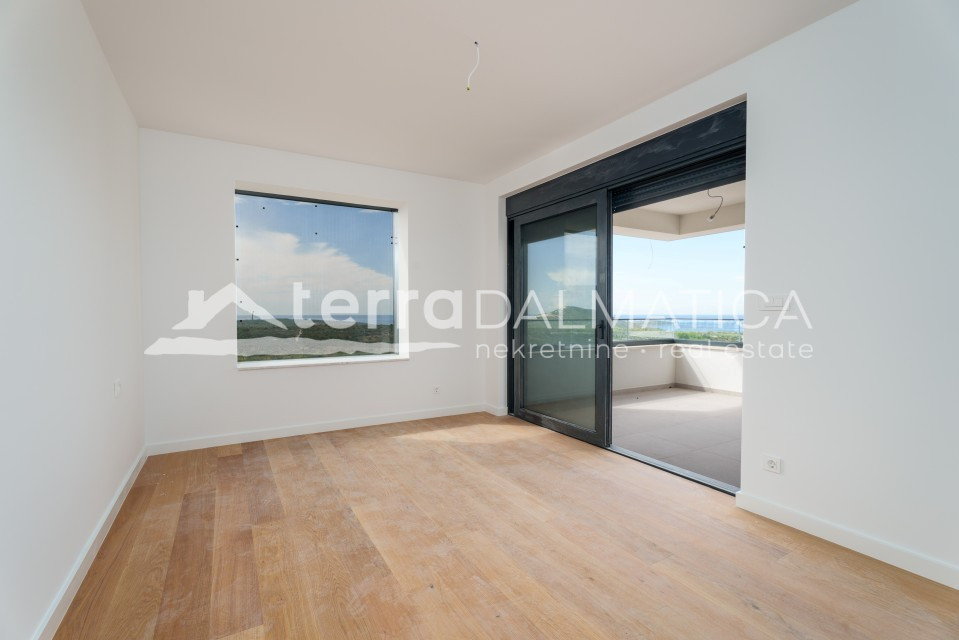 Modernes Triplexhaus mit Swimmingpool und Panoramablick auf das Meer – Primošten