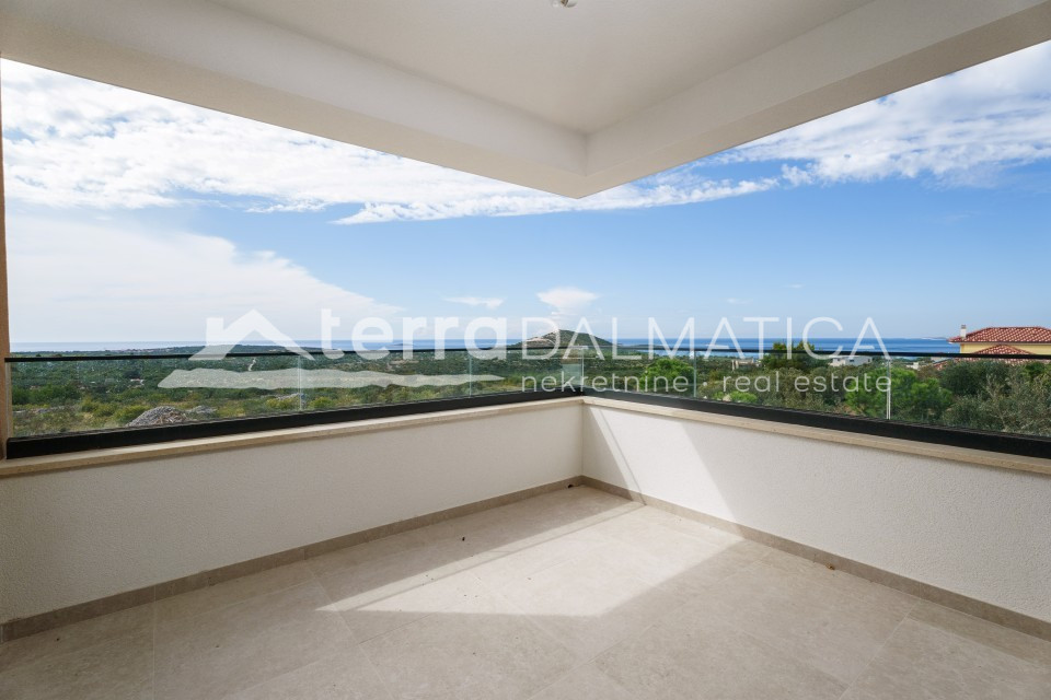 Modernes Triplexhaus mit Swimmingpool und Panoramablick auf das Meer – Primošten