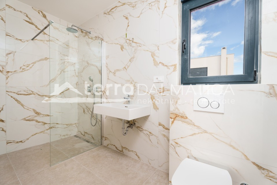 Modernes Triplexhaus mit Swimmingpool und Panoramablick auf das Meer – Primošten