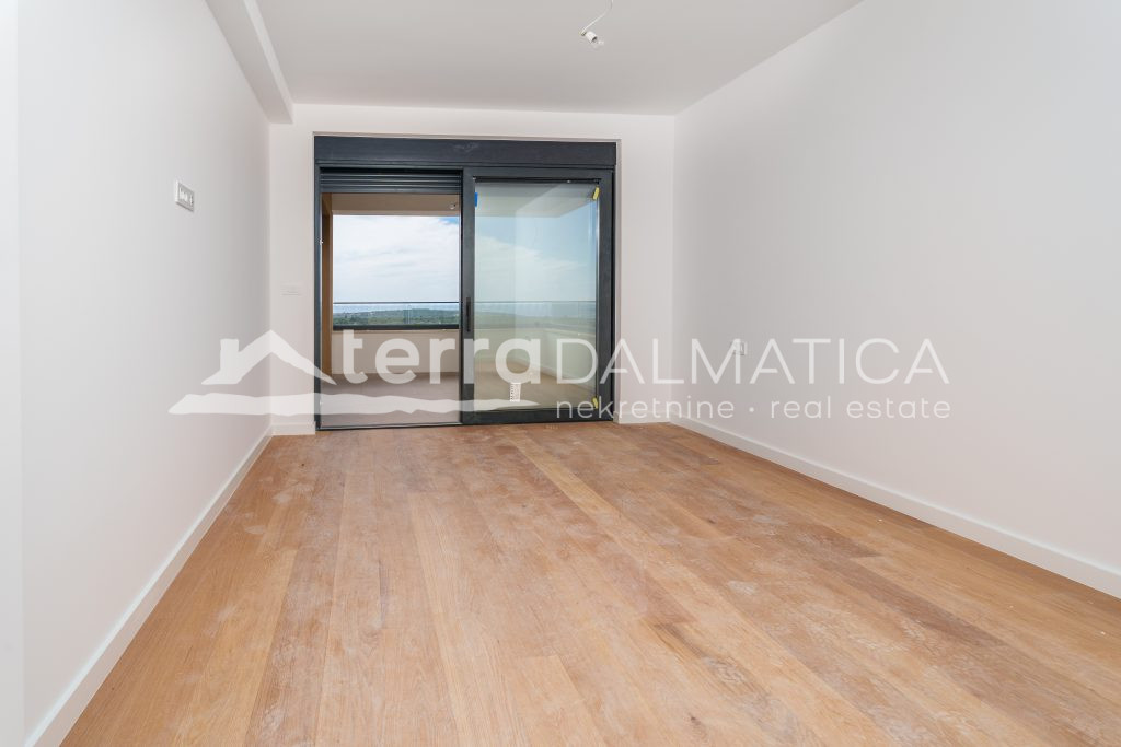 Modernes Triplexhaus mit Swimmingpool und Panoramablick auf das Meer – Primošten