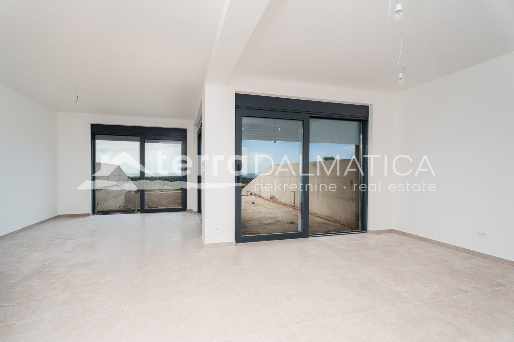 Modernes Triplexhaus mit Swimmingpool und Panoramablick auf das Meer – Primošten