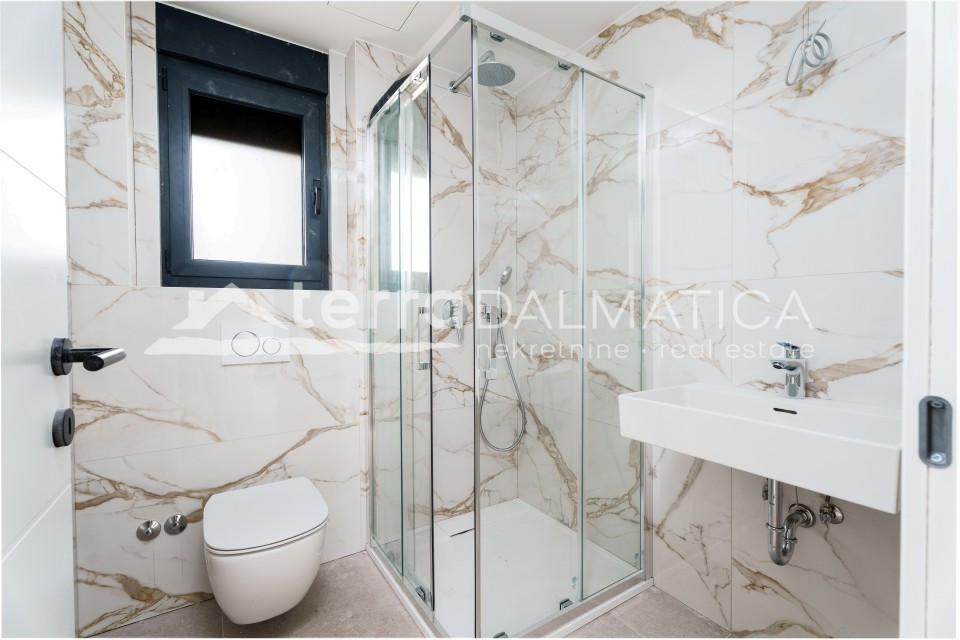 Modernes Triplexhaus mit Swimmingpool und Panoramablick auf das Meer – Primošten