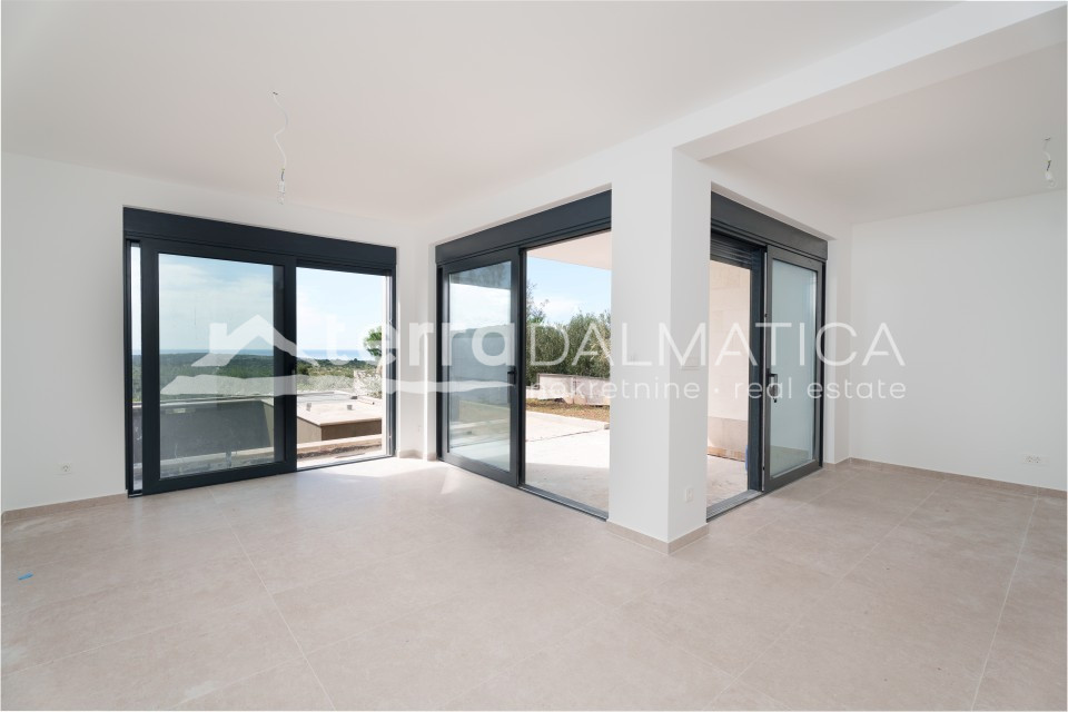 Modernes Triplexhaus mit Swimmingpool und Panoramablick auf das Meer – Primošten