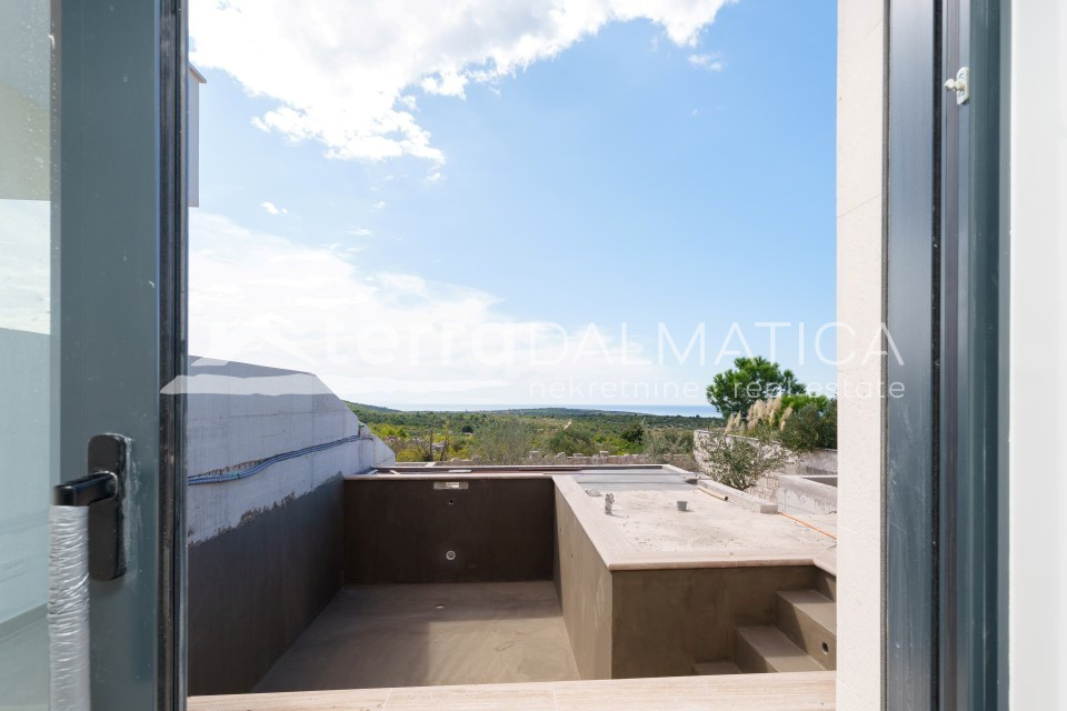 Modernes Triplexhaus mit Swimmingpool und Panoramablick auf das Meer – Primošten