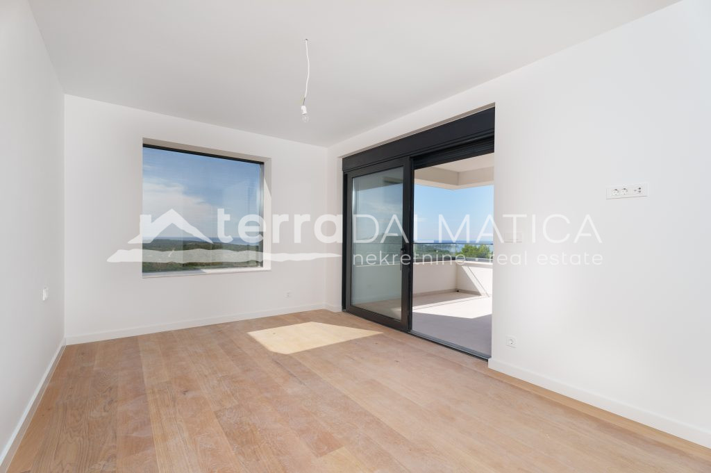 Modernes Triplexhaus mit Swimmingpool und Panoramablick auf das Meer – Primošten