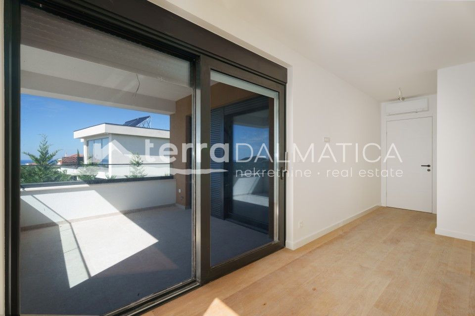 Modernes Triplexhaus mit Swimmingpool und Panoramablick auf das Meer – Primošten