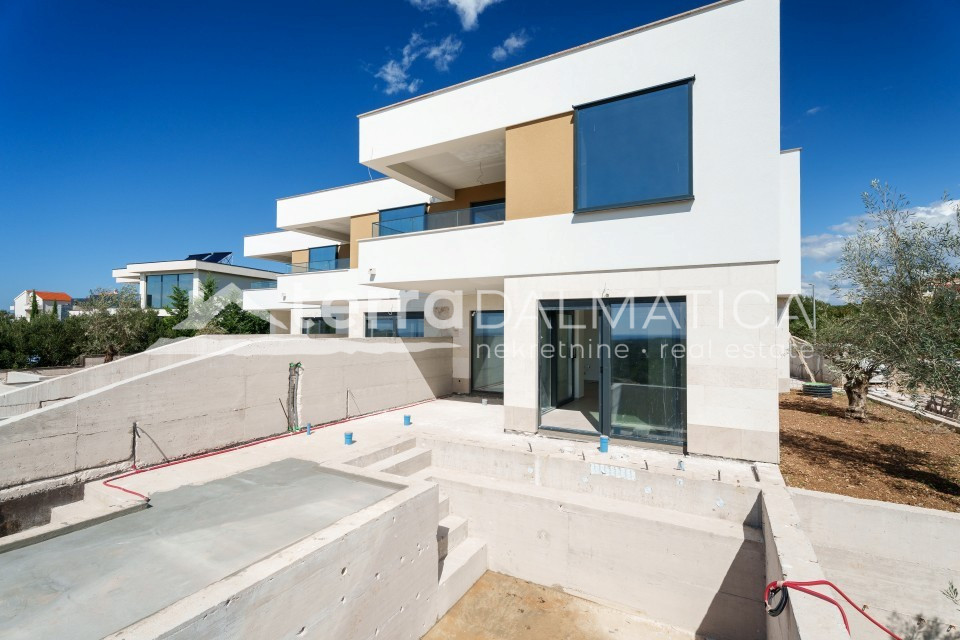 Modernes Triplexhaus mit Swimmingpool und Panoramablick auf das Meer – Primošten