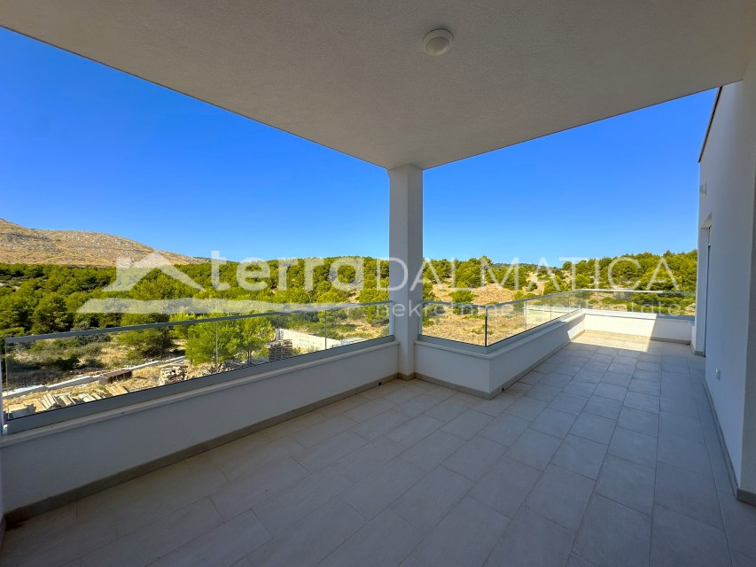 Grebaštica – moderno penthouse stanovanje v zelenem in mirnem okolju s teraso