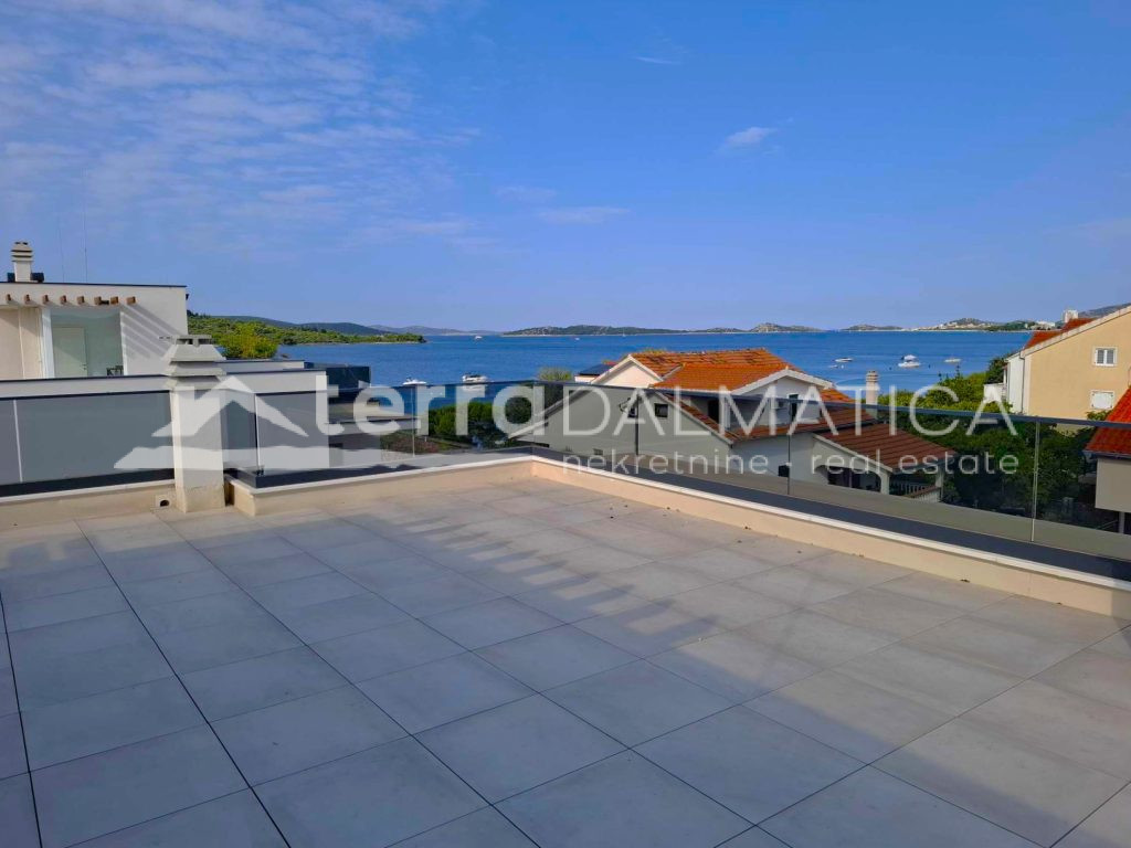 Neue Wohnung mit Top-Ausstattung und Meerblick – Srima, zweiter Stock + Dachterrasse