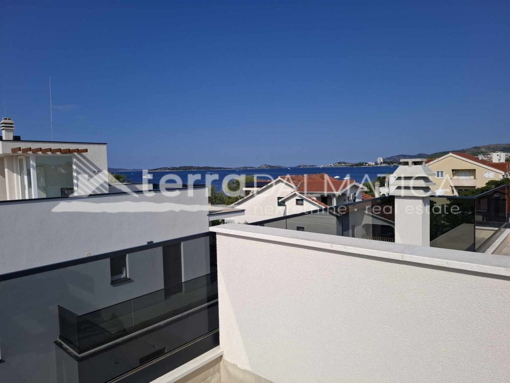 Luxuswohnung im 2. Stock mit geräumiger Dachterrasse – Srima bei Vodice