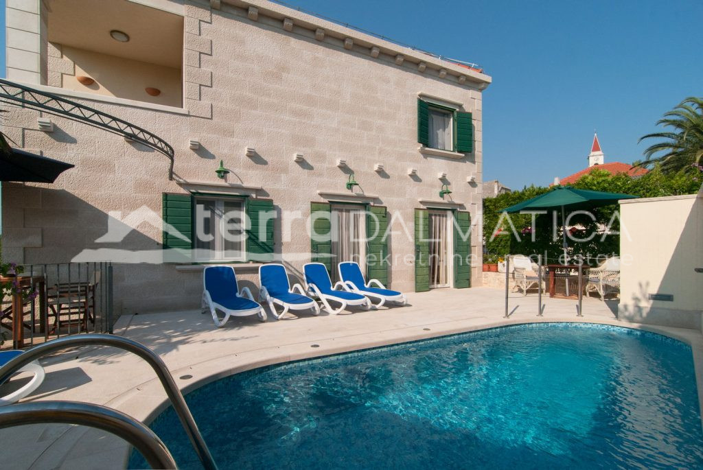 Eine exklusive mediterrane Oase auf Brač – eine luxuriöse Villa mit beheiztem Pool, Sauna und nur 900 Meter vom himmlischen Strand entfernt!