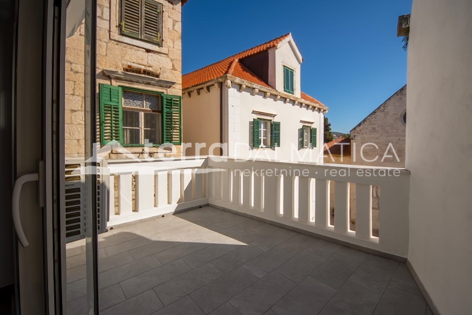 Authentisches Steinhaus im Herzen der Altstadt von Šibenik - drei Etagen, Terrasse mit Blick auf das Meer und Šibenik