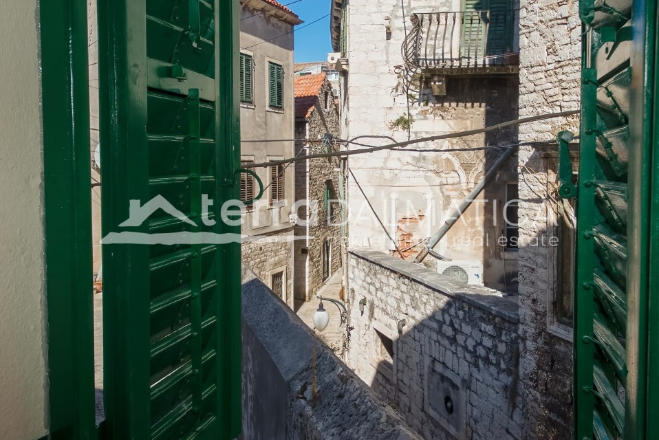 Authentisches Steinhaus im Herzen der Altstadt von Šibenik - drei Etagen, Terrasse mit Blick auf das Meer und Šibenik