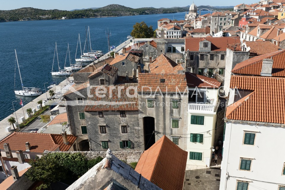Authentisches Steinhaus im Herzen der Altstadt von Šibenik - drei Etagen, Terrasse mit Blick auf das Meer und Šibenik