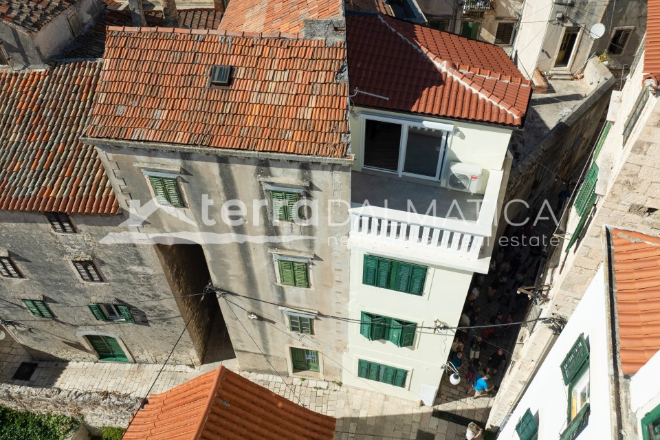 Authentisches Steinhaus im Herzen der Altstadt von Šibenik - drei Etagen, Terrasse mit Blick auf das Meer und Šibenik