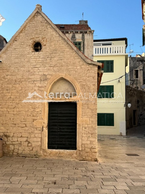 Authentisches Steinhaus im Herzen der Altstadt von Šibenik - drei Etagen, Terrasse mit Blick auf das Meer und Šibenik