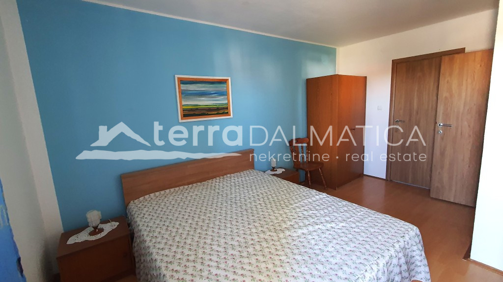 Atraktivní dům v Raslině: 3 bytové jednotky, 7 ložnic, 5 koupelen