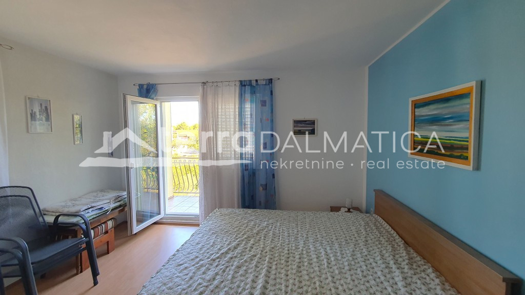 Atraktivní dům v Raslině: 3 bytové jednotky, 7 ložnic, 5 koupelen