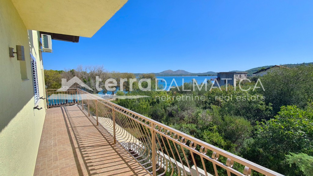 Atraktivní dům v Raslině: 3 bytové jednotky, 7 ložnic, 5 koupelen