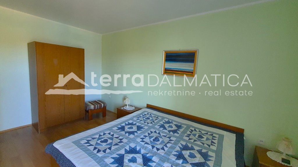 Atraktivní dům v Raslině: 3 bytové jednotky, 7 ložnic, 5 koupelen