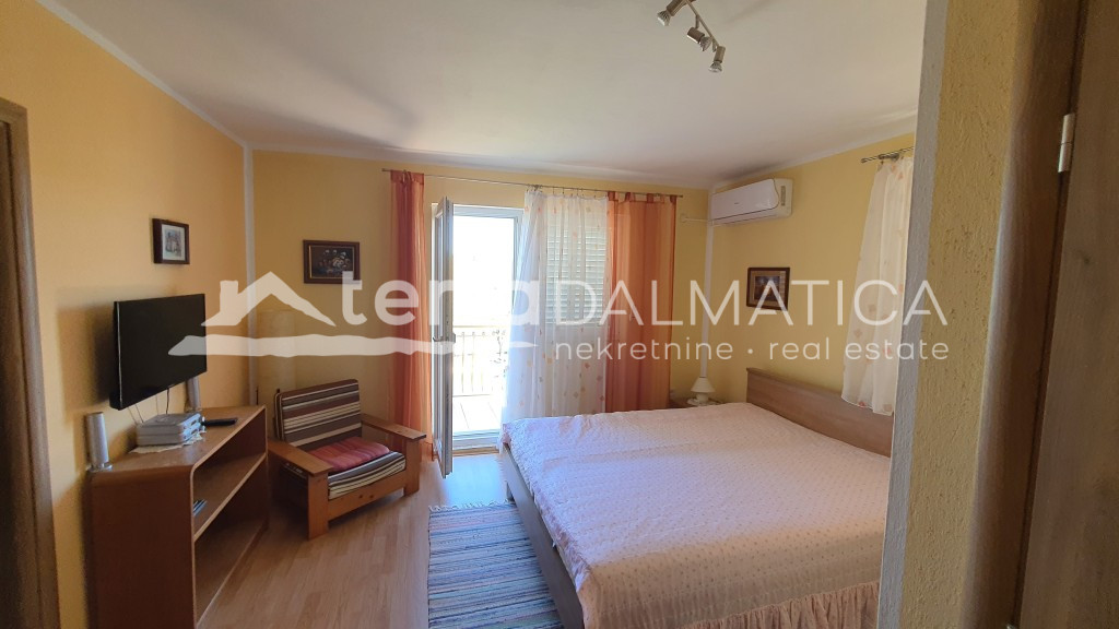 Atraktivní dům v Raslině: 3 bytové jednotky, 7 ložnic, 5 koupelen