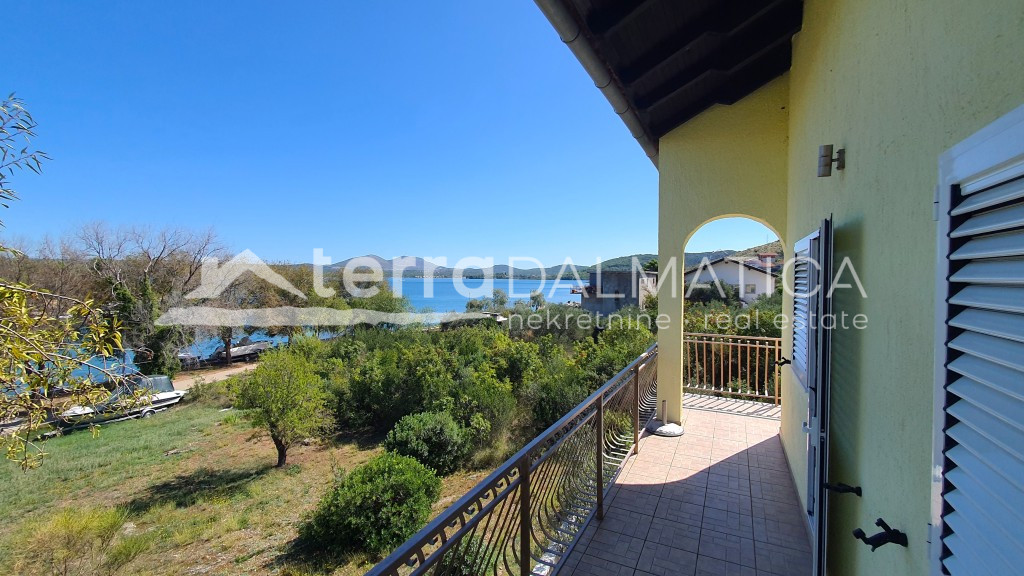 Atraktivní dům v Raslině: 3 bytové jednotky, 7 ložnic, 5 koupelen