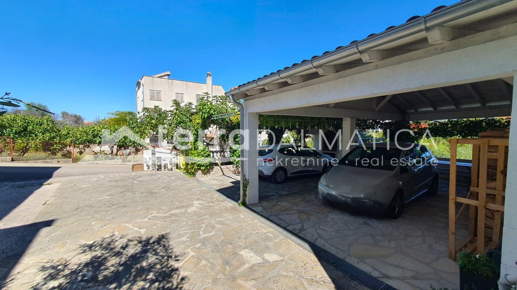 Atraktivní dům v Raslině: 3 bytové jednotky, 7 ložnic, 5 koupelen