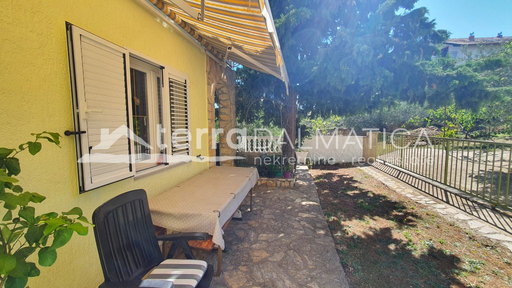 Atraktivní dům v Raslině: 3 bytové jednotky, 7 ložnic, 5 koupelen