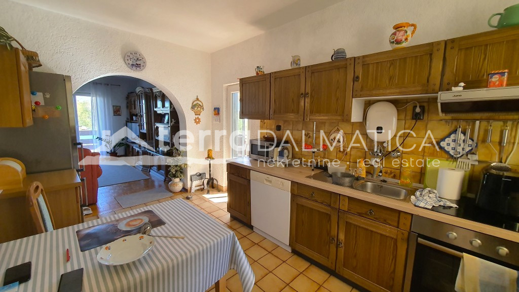 Atraktivní dům v Raslině: 3 bytové jednotky, 7 ložnic, 5 koupelen