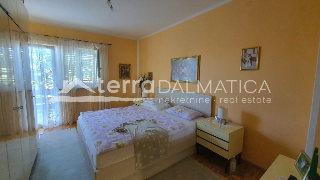 Atraktivní dům v Raslině: 3 bytové jednotky, 7 ložnic, 5 koupelen