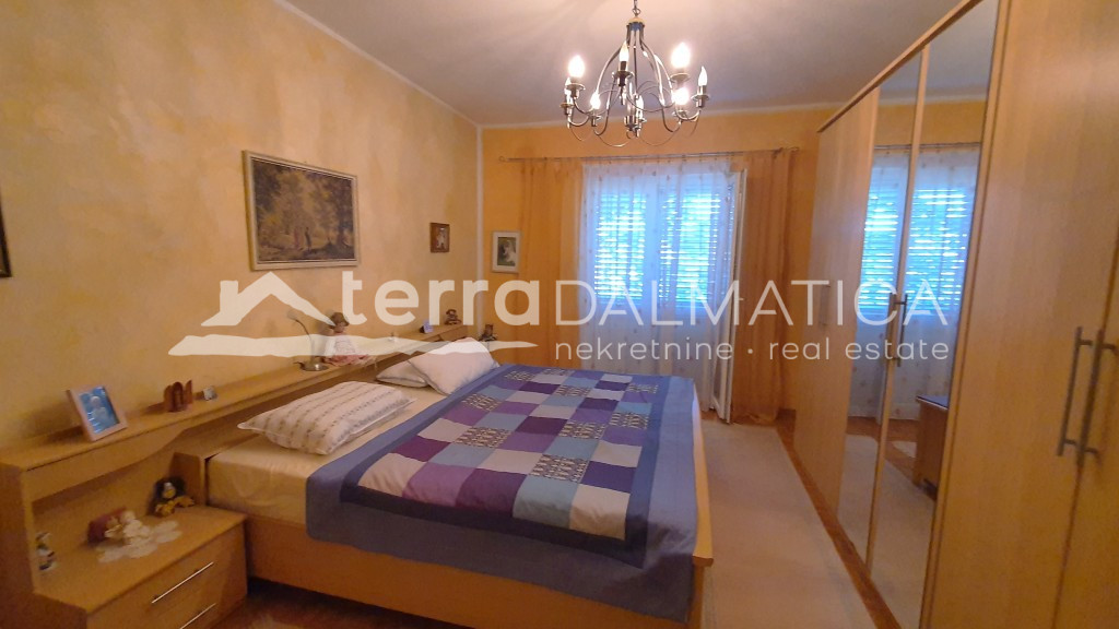 Atraktivní dům v Raslině: 3 bytové jednotky, 7 ložnic, 5 koupelen