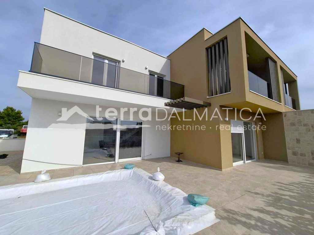 Ihre neue Investition – ein Doppelhaus mit Pool in Srima, 250 m vom Strand entfernt