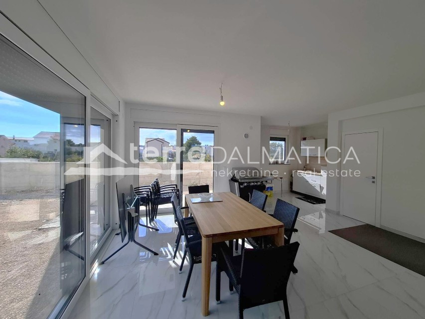 Srima – ein modernes Doppelhaus mit Dachterrasse