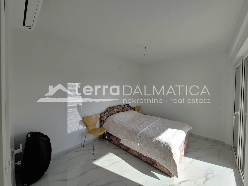 Srima – ein modernes Doppelhaus mit Dachterrasse