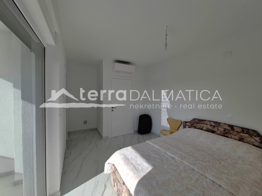 Srima – ein modernes Doppelhaus mit Dachterrasse