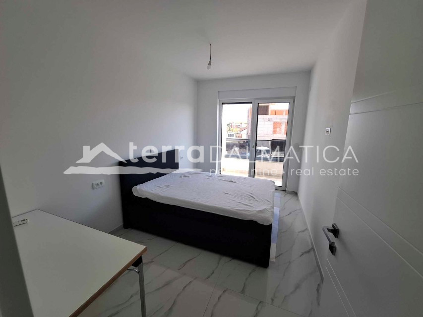 Srima – ein modernes Doppelhaus mit Dachterrasse