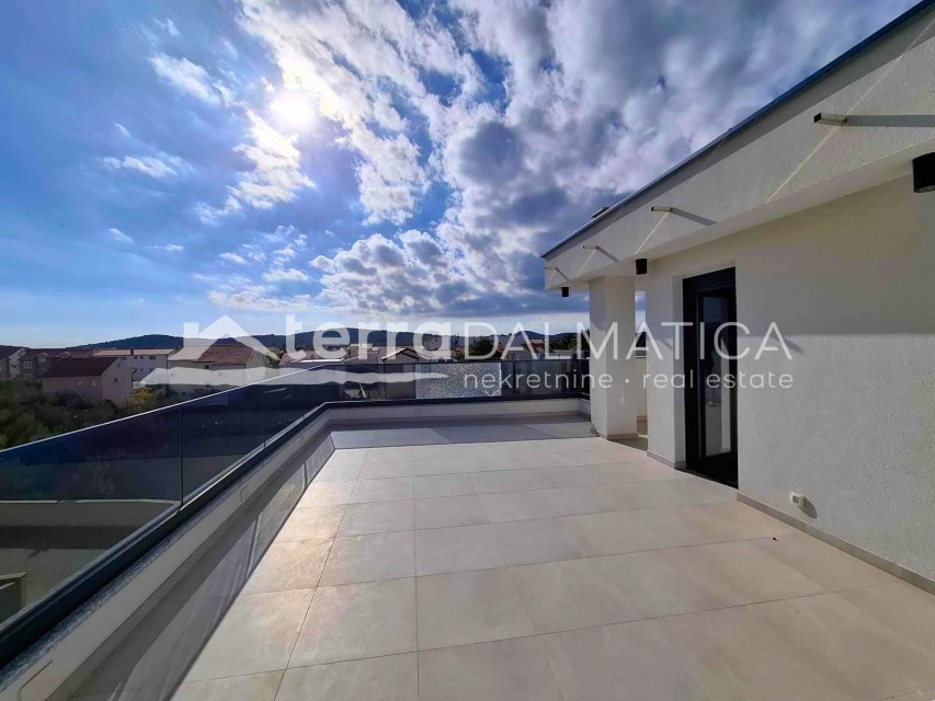 Srima – ein modernes Doppelhaus mit Dachterrasse