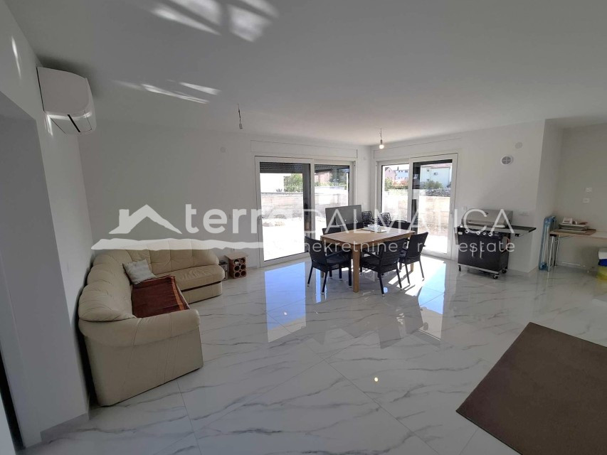 Srima – ein modernes Doppelhaus mit Dachterrasse