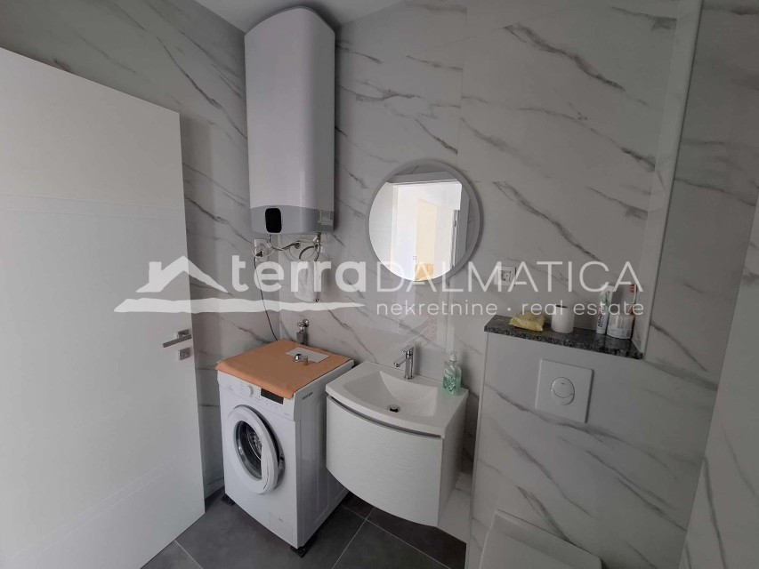 Srima – ein modernes Doppelhaus mit Dachterrasse