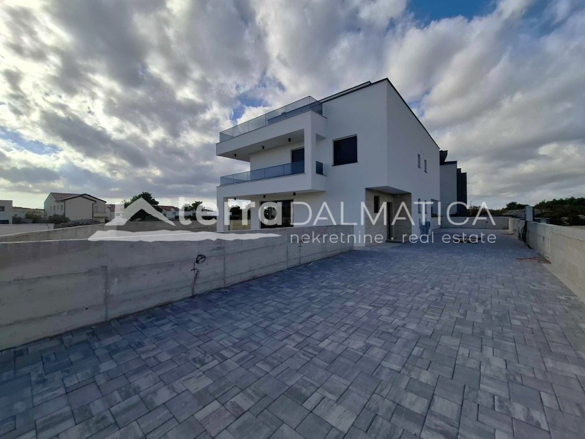 Srima – ein modernes Doppelhaus mit Dachterrasse