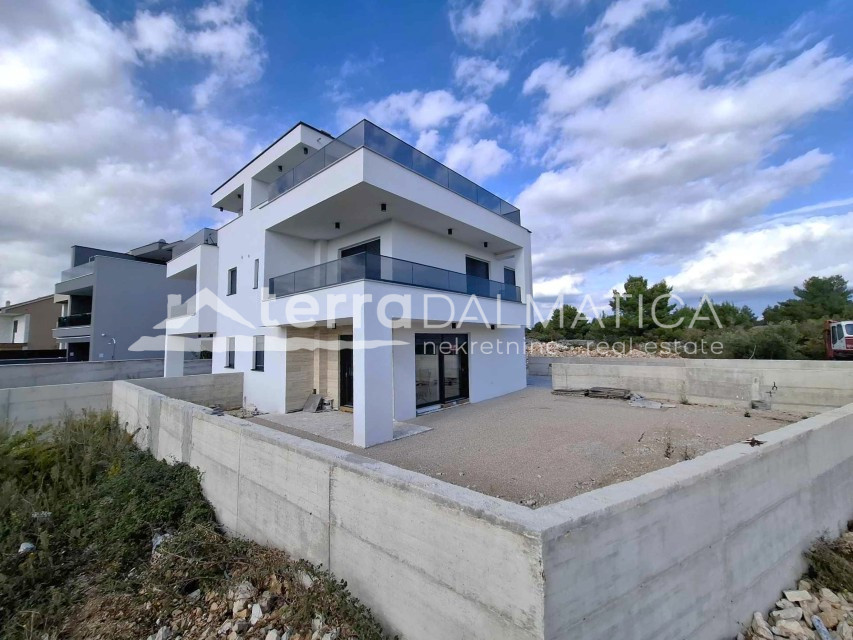 Srima – ein modernes Doppelhaus mit Dachterrasse