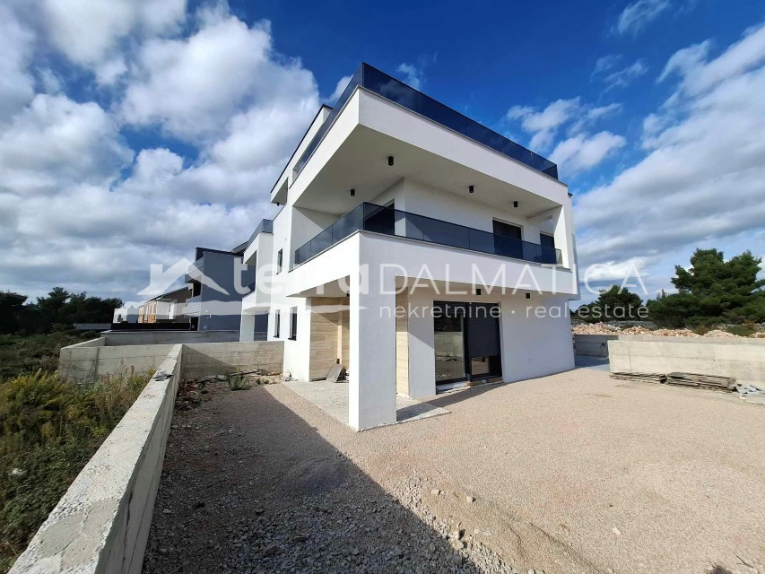 Srima – ein modernes Doppelhaus mit Dachterrasse