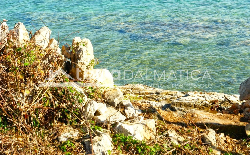 Poljoprivredno zemljište na otoku Ugljanu – prvi red do mora, 16.297 m²