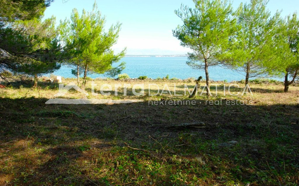 Poljoprivredno zemljište na otoku Ugljanu – prvi red do mora, 16.297 m²