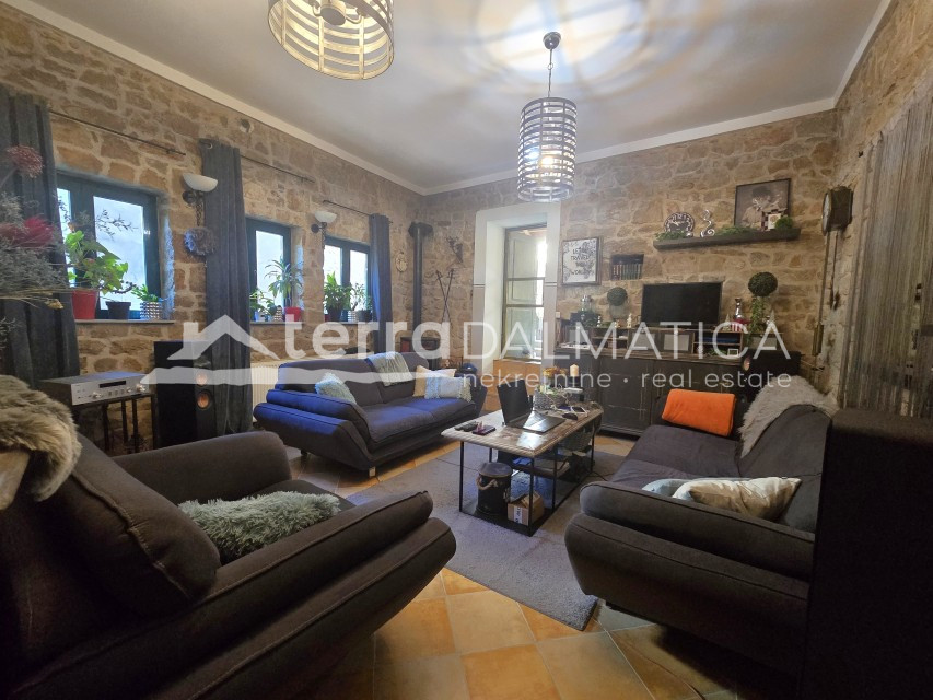 Murter: Dreistöckiges Haus mit Innenhof und drei Wohneinheiten