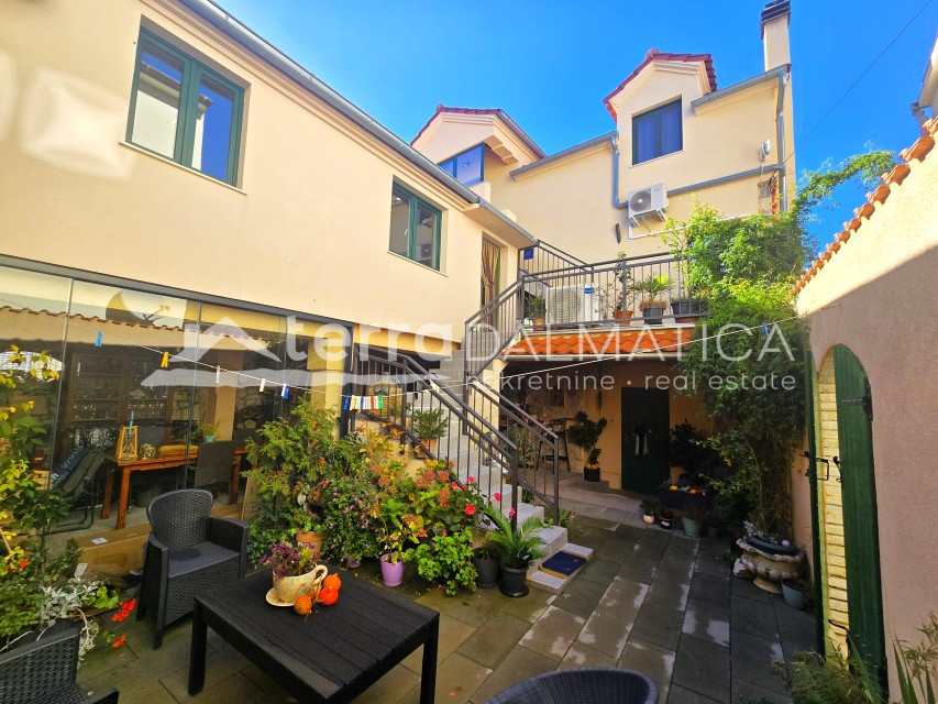 Murter: Dreistöckiges Haus mit Innenhof und drei Wohneinheiten