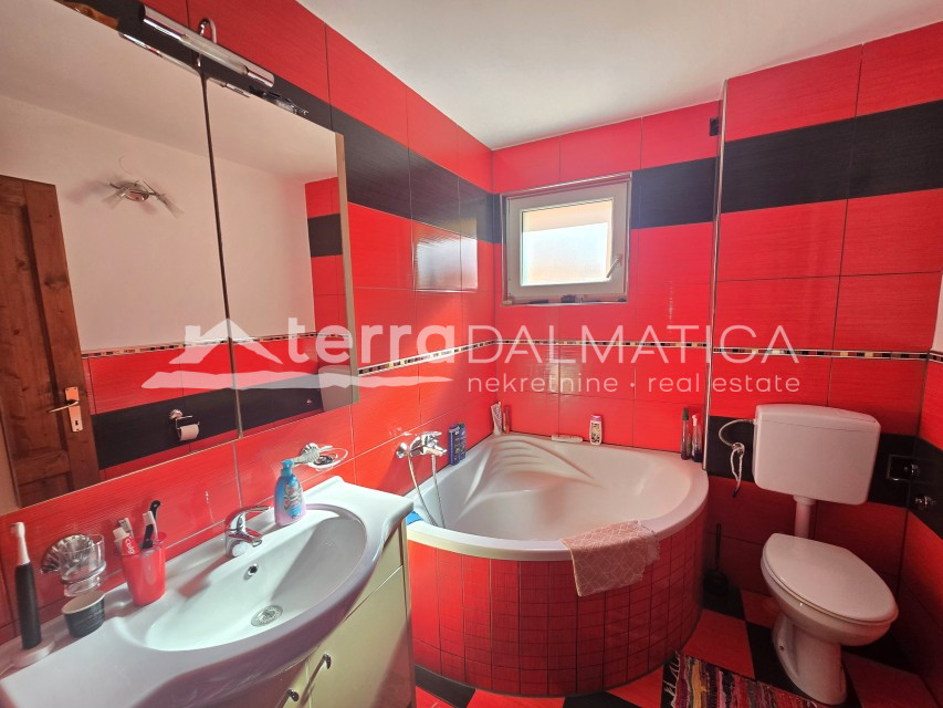 Murter: Dreistöckiges Haus mit Innenhof und drei Wohneinheiten