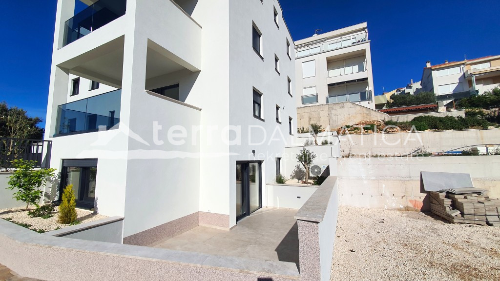 Wohnung in einem Neubau, 70 m vom Meer entfernt im Zentrum von Rogoznica – eine ideale Investition