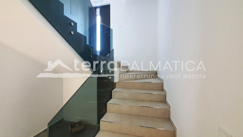 Wohnung in einem Neubau, 70 m vom Meer entfernt im Zentrum von Rogoznica – eine ideale Investition