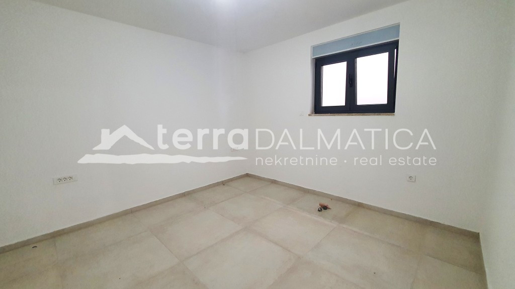 Wohnung in einem Neubau, 70 m vom Meer entfernt im Zentrum von Rogoznica – eine ideale Investition